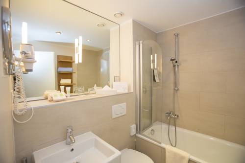 Imagen de la habitación del Hotel Seehotel Leoni. Foto 4
