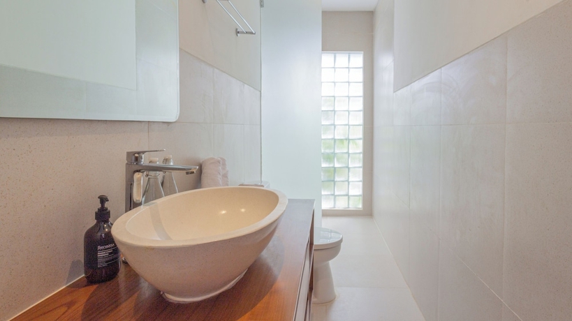 Imagen de la habitación del Hotel Segara Seaside Resort. Foto 3