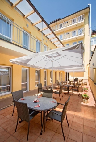 Imagen de los exteriores del Hotel Seifert. Foto 9