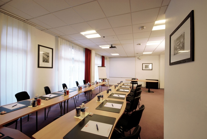 Imagen de los interiores del Hotel Sejours Et Affaires Courbevoie Grande Arche. Foto 15