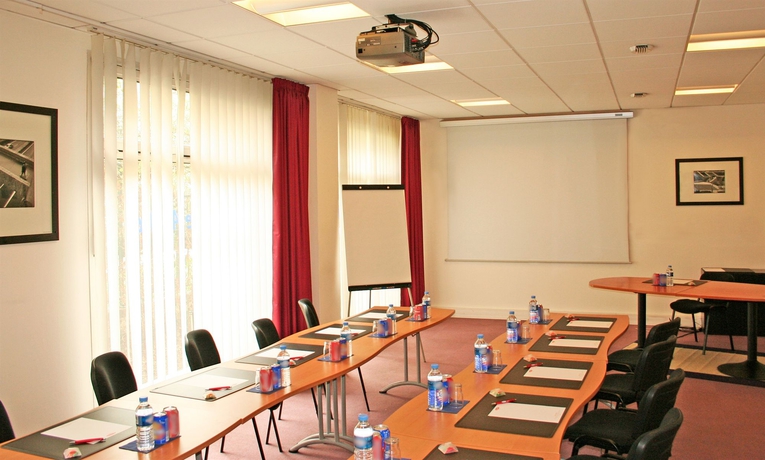 Imagen de los interiores del Hotel Sejours Et Affaires Courbevoie Grande Arche. Foto 16