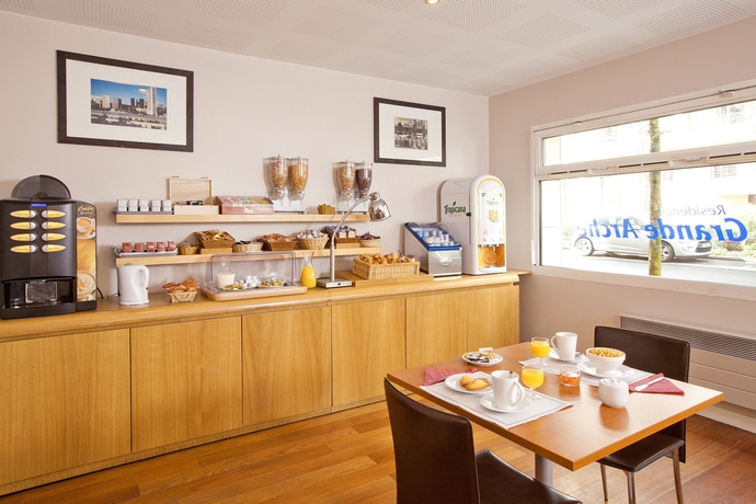 Imagen del bar/restaurante del Hotel Sejours Et Affaires Courbevoie Grande Arche. Foto 4