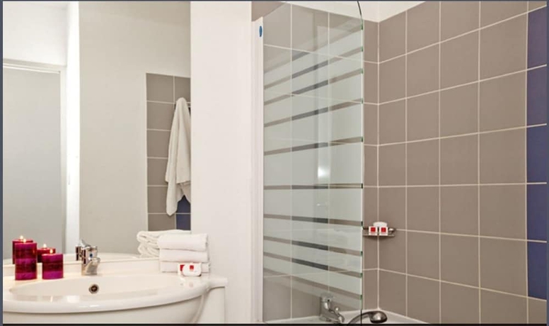 Imagen de la habitación del Hotel Sejours and Affaires Manosque Moulin Neuf. Foto 9