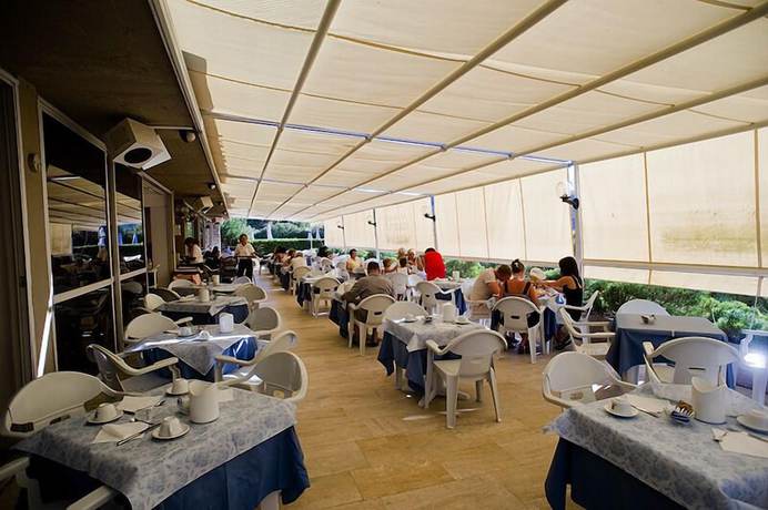 Imagen del bar/restaurante del Hotel Select. Foto 5
