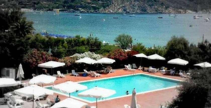 Imagen de la piscina del Hotel Select. Foto 18
