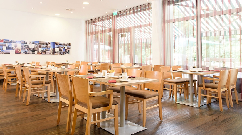 Imagen del bar/restaurante del Hotel Select Hamburg Nord. Foto 2