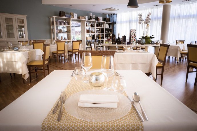 Imagen del bar/restaurante del Hotel Select Wellness and Spa. Foto 4