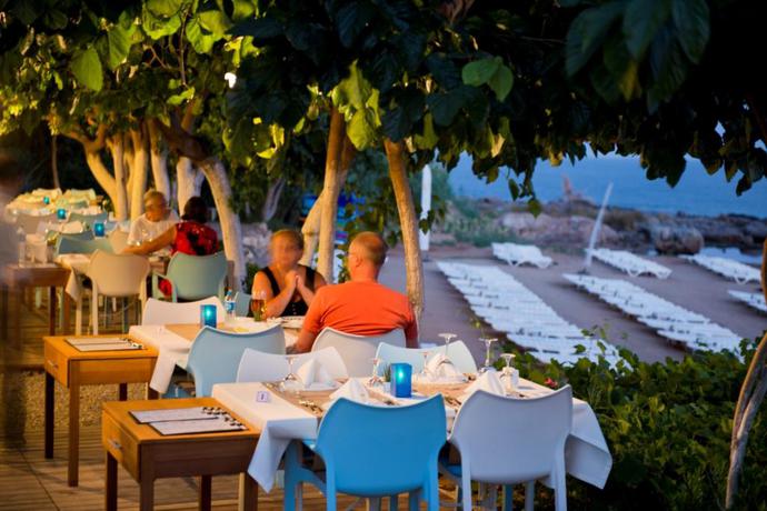 Imagen del bar/restaurante del Hotel Selene Beach and Spa. Foto 14