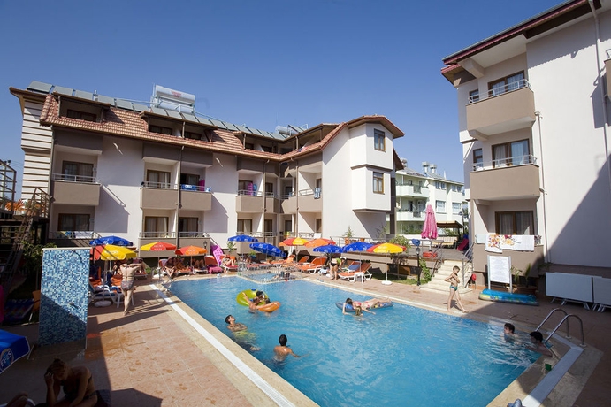 Imagen de la piscina del Hotel Selenium. Foto 6