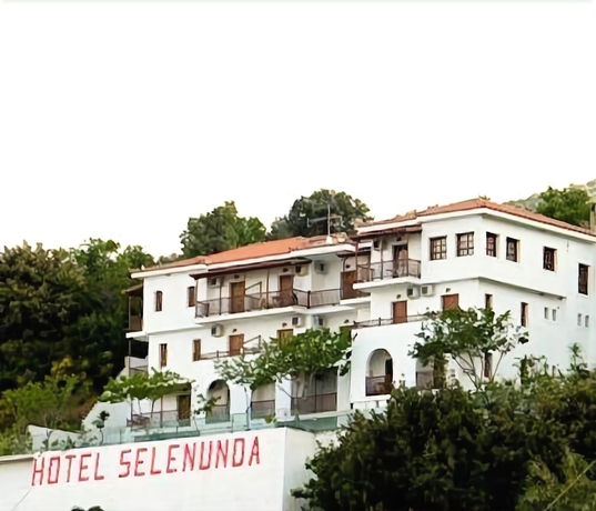 Imagen de los exteriores del Hotel Selenunda. Foto 13