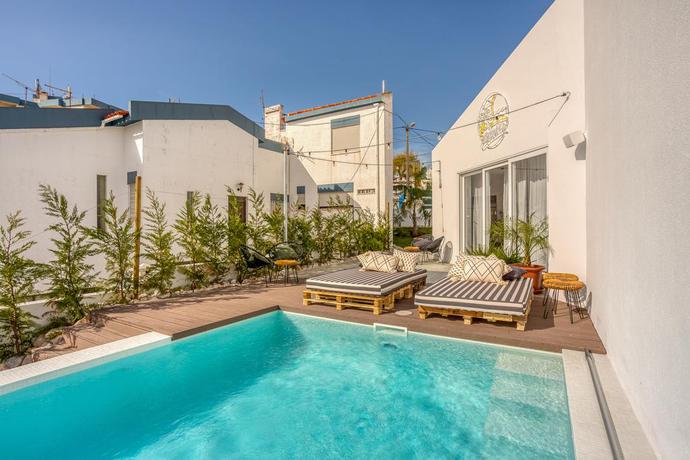 Imagen de la piscina del Hotel Selina Boavista Ericeira - Hostel. Foto 19