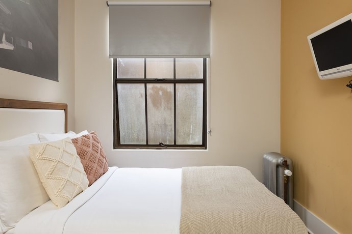 Imagen de la habitación del Hotel Selina Commodore Astoria. Foto 5