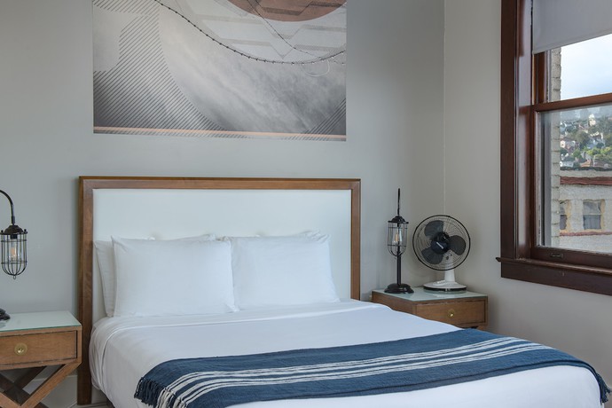 Imagen de la habitación del Hotel Selina Commodore Astoria. Foto 9