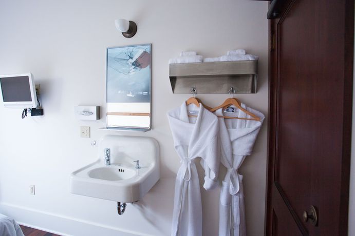 Imagen de la habitación del Hotel Selina Commodore Astoria. Foto 11
