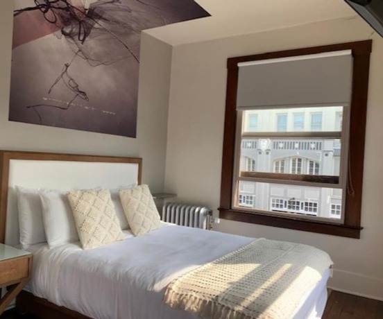 Imagen de la habitación del Hotel Selina Commodore Astoria. Foto 12