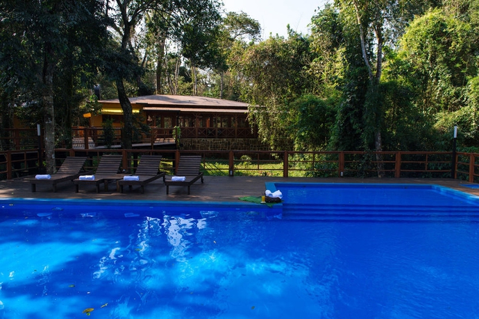 Imagen de la piscina del Hotel Selva De Laurel. Foto 8