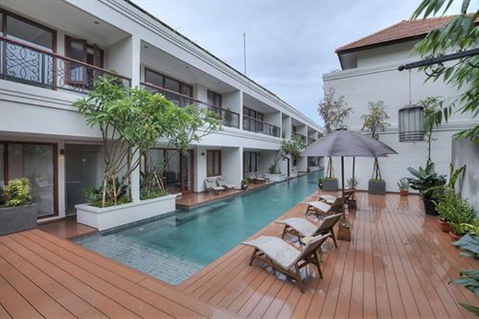 Imagen de la piscina del Hotel Seminyak Lagoon All Suites. Foto 9