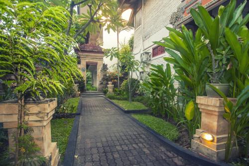 Imagen de los exteriores del Hotel Seminyak Paradiso. Foto 8