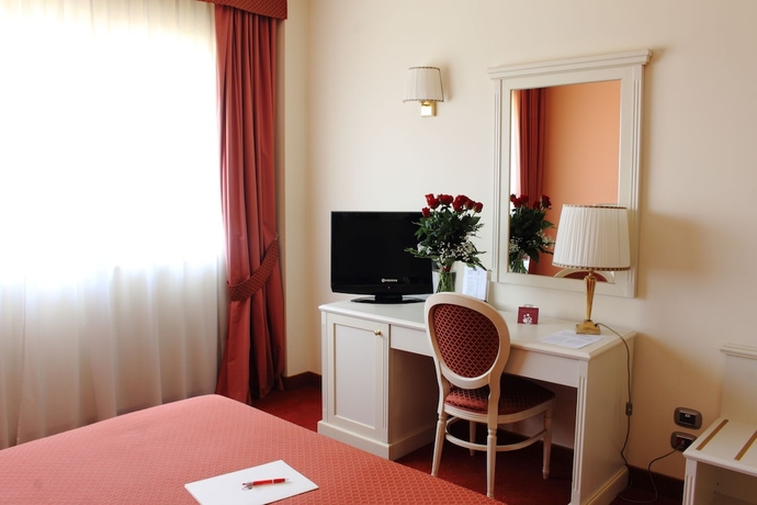 Imagen de la habitación del Hotel Semiramide Palace. Foto 6