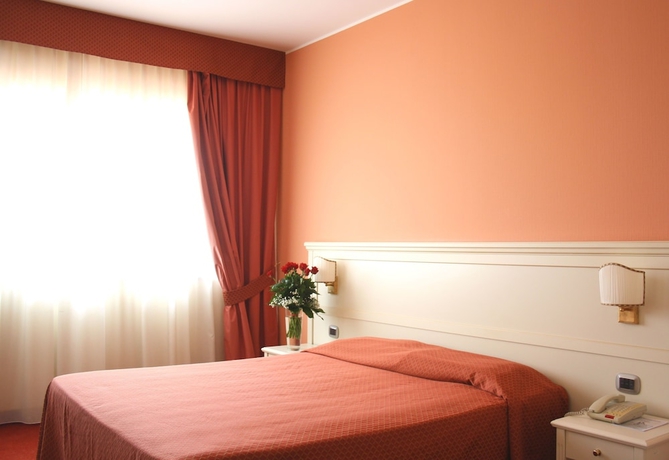 Imagen de la habitación del Hotel Semiramide Palace. Foto 7