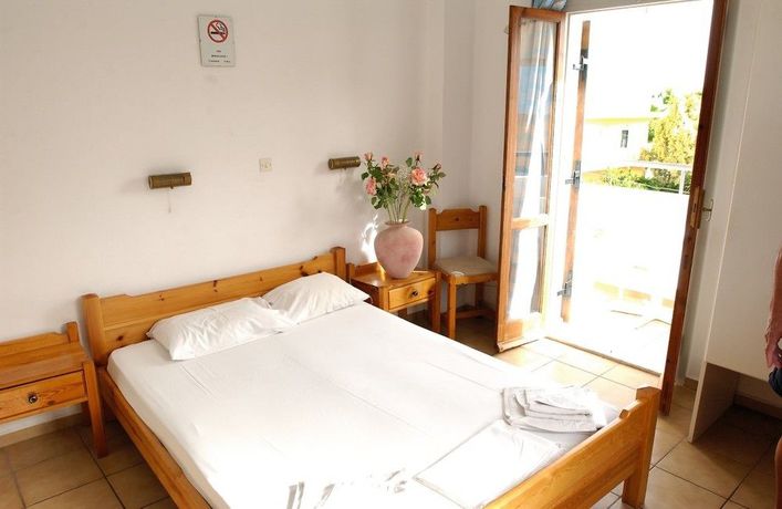 Imagen de la piscina del Hotel Semiramis Apartments By Checkin. Foto 4