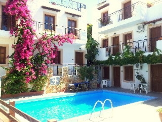 Imagen de la piscina del Hotel Semiramis Apartments. Foto 7