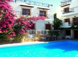 Imagen de la piscina del Hotel Semiramis Apartments. Foto 8