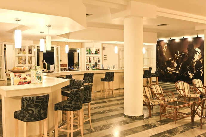 Imagen del bar/restaurante del Hotel Semiramis Village. Foto 2