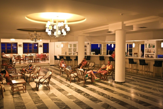 Imagen del bar/restaurante del Hotel Semiramis Village. Foto 3