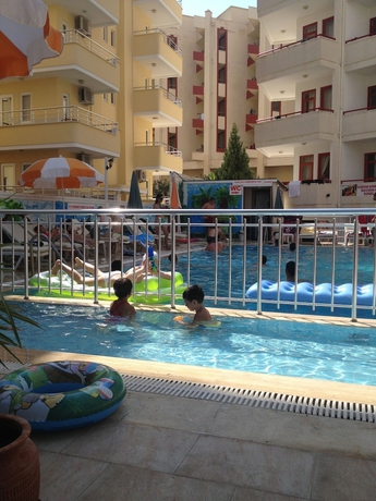Imagen de la piscina del Hotel Semiz Apart. Foto 16