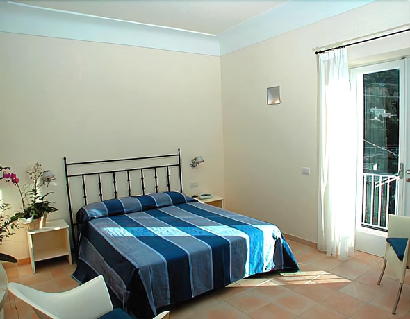 Imagen de la habitación del Hotel Senaria. Foto 12