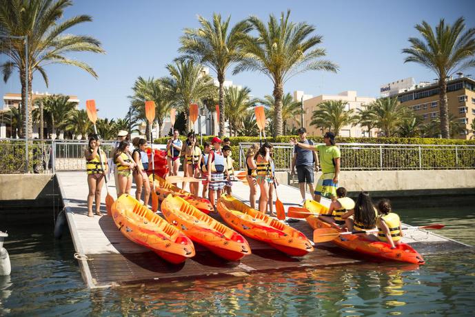 Imagen de los exteriores del Hotel Senator Águilas. Foto 14