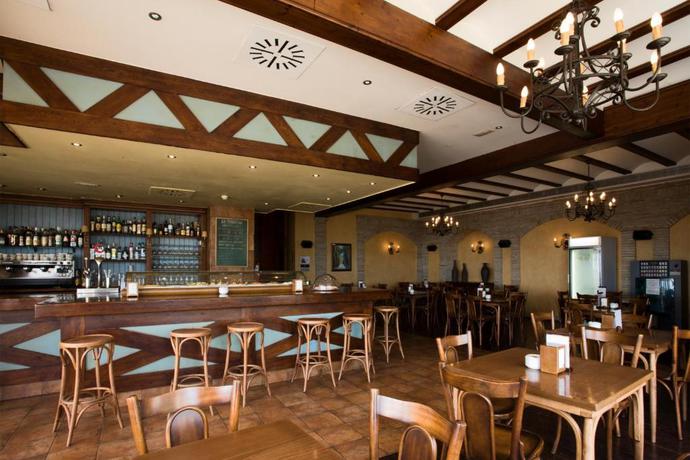 Imagen del bar/restaurante del Hotel Senator &Aacute;guilas. Foto 3