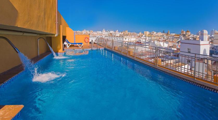 Imagen de la piscina del Hotel Senator Cádiz Spa. Foto 17