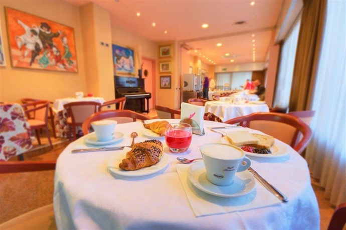 Imagen del bar/restaurante del Hotel Senbhotel. Foto 2