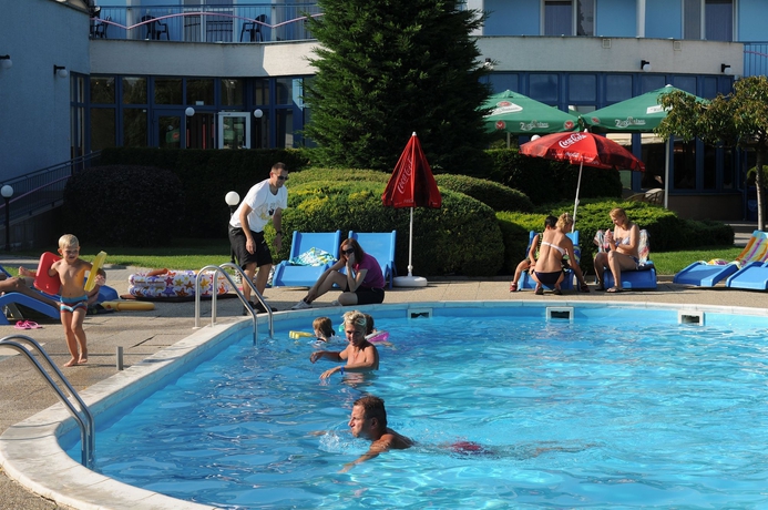 Imagen de la piscina del Hotel Senec Lake and Aqua Resort. Foto 16