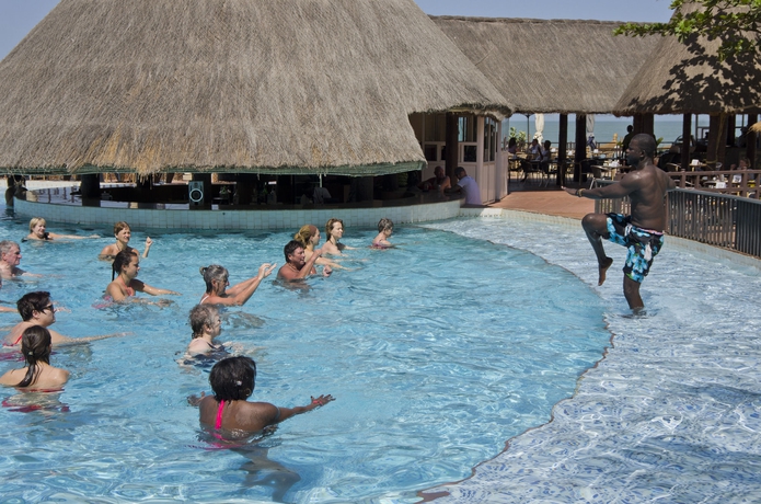 Imagen de la piscina del Hotel Senegambia Beach. Foto 3