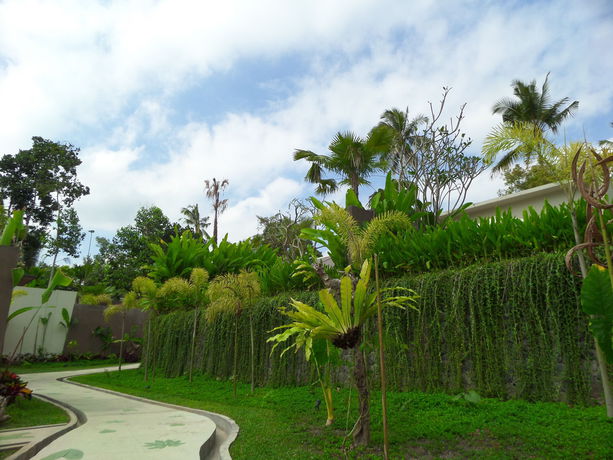 Imagen de los exteriores del Hotel Senetan Villas and Spa Resort. Foto 13