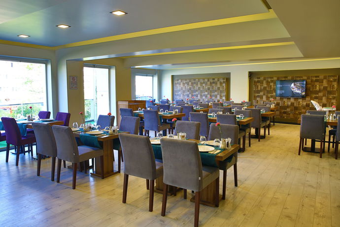 Imagen del bar/restaurante del Hotel Sennacity. Foto 4