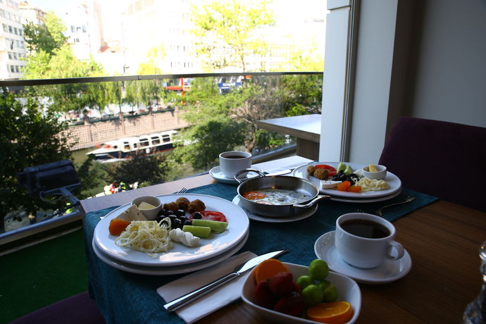 Imagen del bar/restaurante del Hotel Sennacity. Foto 9