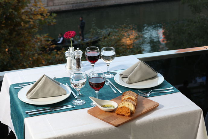 Imagen del bar/restaurante del Hotel Sennacity. Foto 10