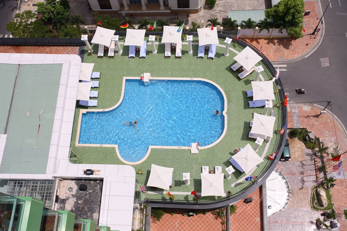 Imagen de la piscina del Hotel Senriver. Foto 14