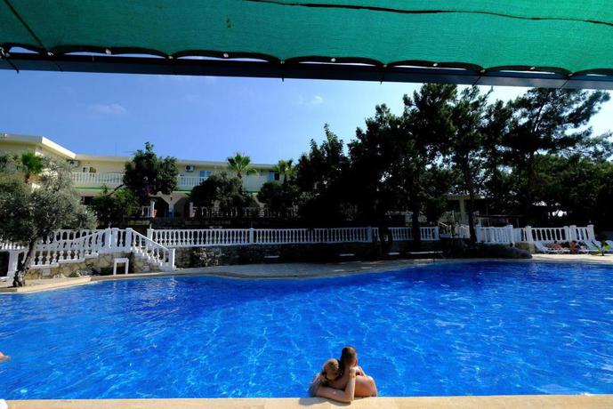 Imagen de la piscina del Hotel Senza Garden Holiday Club. Foto 16
