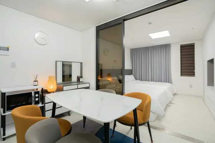 Imagen de la habitación del Hotel Seomun Residence. Foto 13