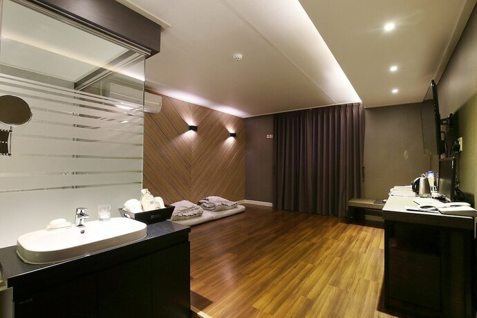 Imagen de la habitación del Hotel Seosan Modern. Foto 36