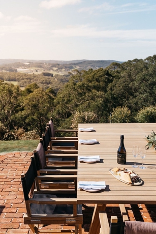 Imagen del bar/restaurante del Hotel Sequoia Lodge. Foto 2