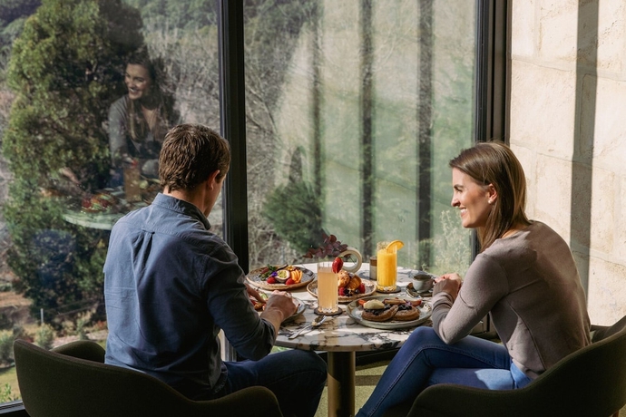 Imagen del bar/restaurante del Hotel Sequoia Lodge. Foto 5