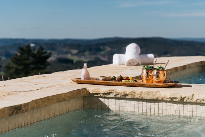 Imagen de la piscina del Hotel Sequoia Lodge. Foto 17