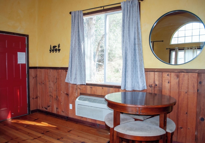 Imagen de la habitación del Hotel Sequoia Riverfront Cabins. Foto 3