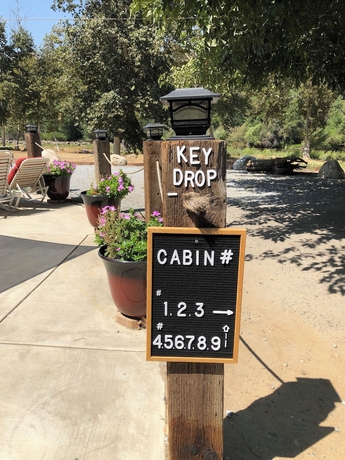 Imagen de los interiores del Hotel Sequoia Riverfront Cabins. Foto 16